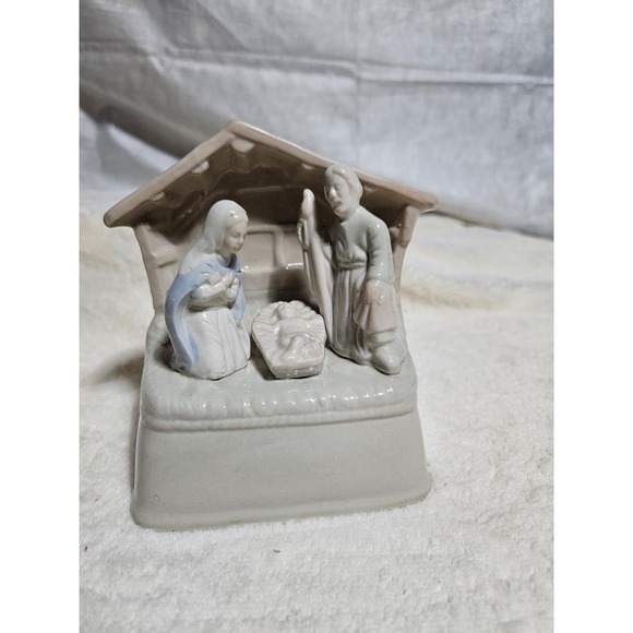 Vintage Ceramic Holy Family Nativity Scene Wind Up Music Box 5.5" x 5.5" x 4" - Picture 1 of 7